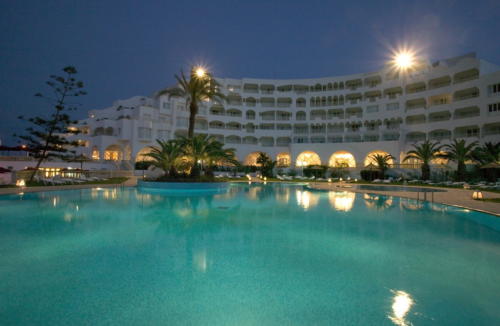 Piscine le soir hotel El Habib Monastir